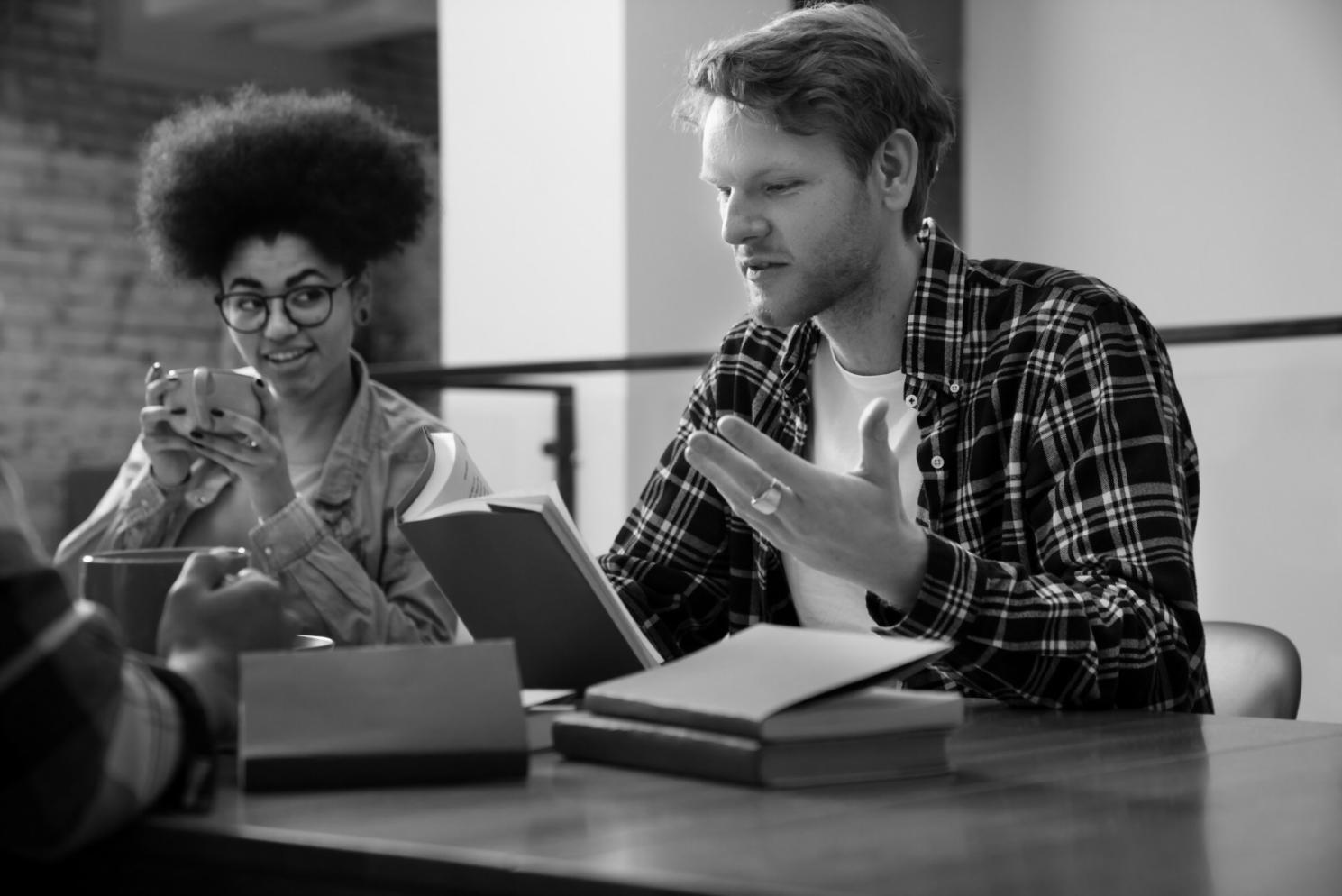 Finanzanalyse Arbeitsplatz mit Dokumenten und Charts