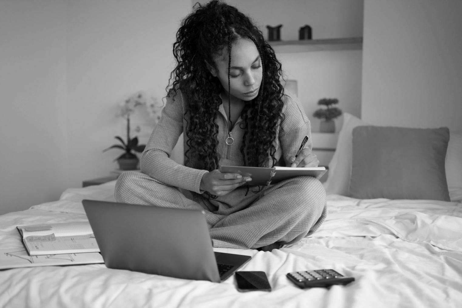 Arbeitsbereich mit Finanzberichten und Analysetools